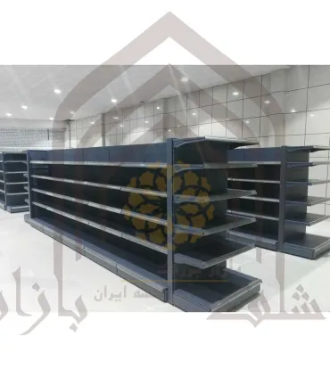 قفسه دوطرفه فروشگاه هایپرمارکت سامان انبار شرق طوس با طراحی مشبک برای نمایش بهتر محصولات.