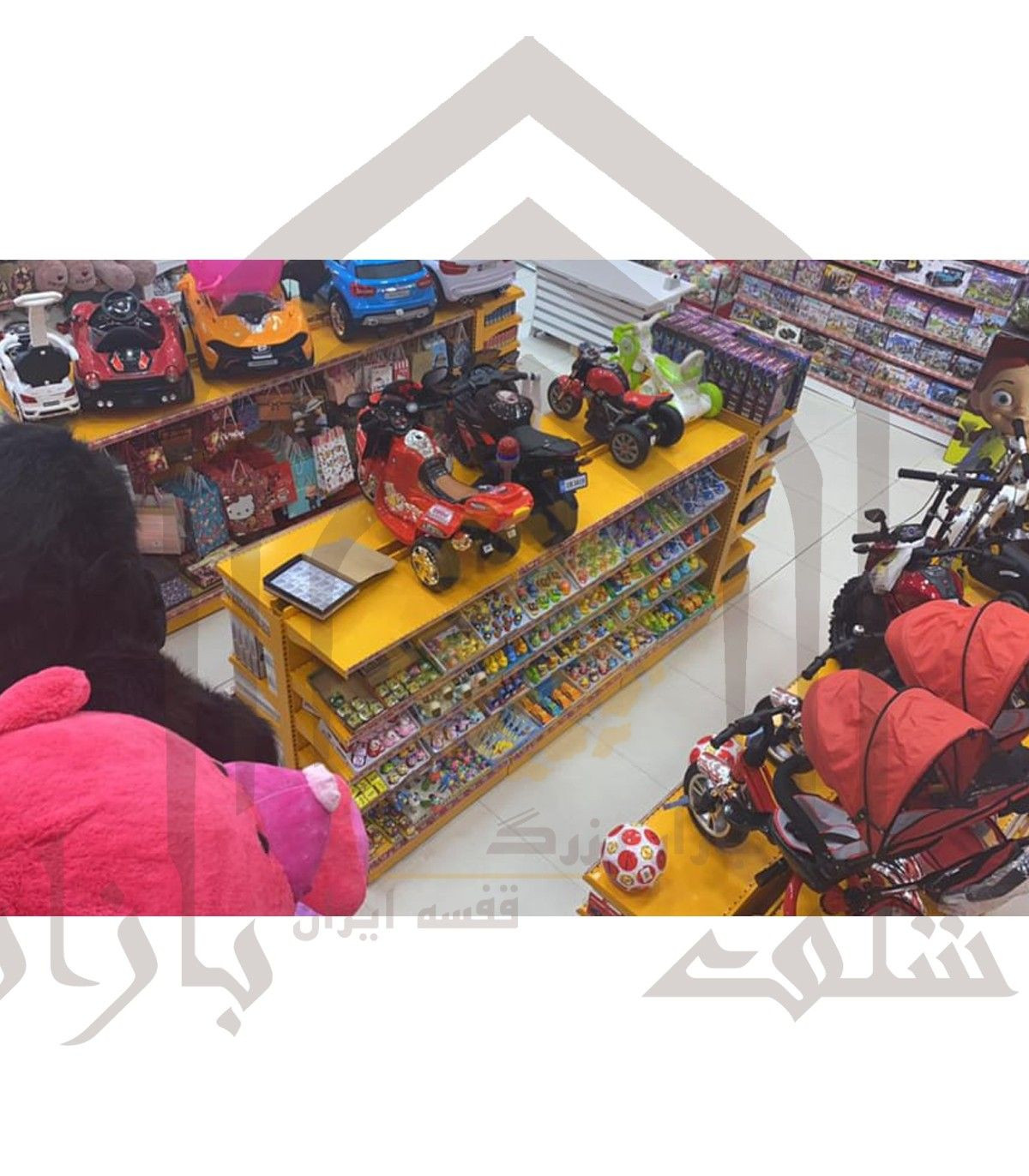 قفسه دوطرفه فروشگاه برای نمایش وسایل بازی و سرگرمی در هایپرمارکت سامان انبار شرق طوس.