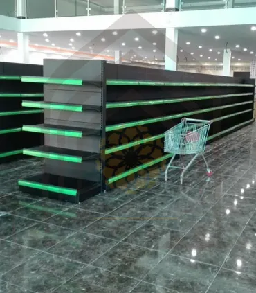 قفسه دوطرفه فروشگاه هایپرمارکت سامان انبار شرق طوس با طراحی مدرن و کاربردی برای نمایش کالاها.