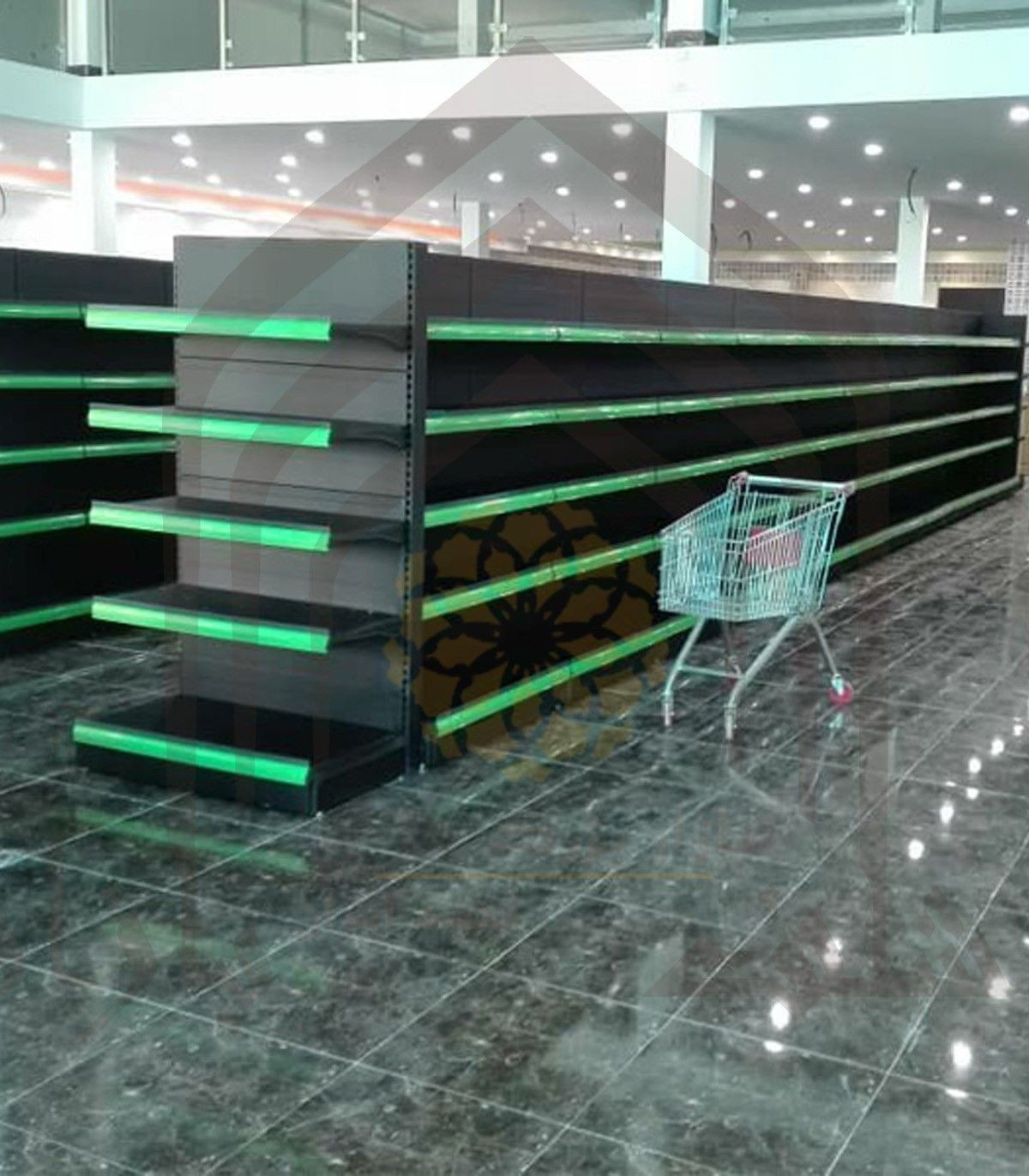 قفسه دوطرفه فروشگاه هایپرمارکت سامان انبار شرق طوس با طراحی مدرن و کاربردی برای نمایش کالاها.