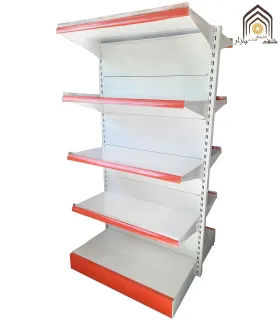 شلف فلزی وسط فروشگاهی سامان انبار شرق طوس با طراحی مشبک مناسب برای نمایش محصولات و بهینه‌سازی فضای فروشگاه.