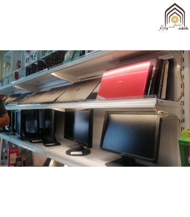 قفسه ارزان دیوارکوب فروشگاهی با محصولات متنوع الکترونیکی و لپ تاپ به نمایش گذاشته شده است.