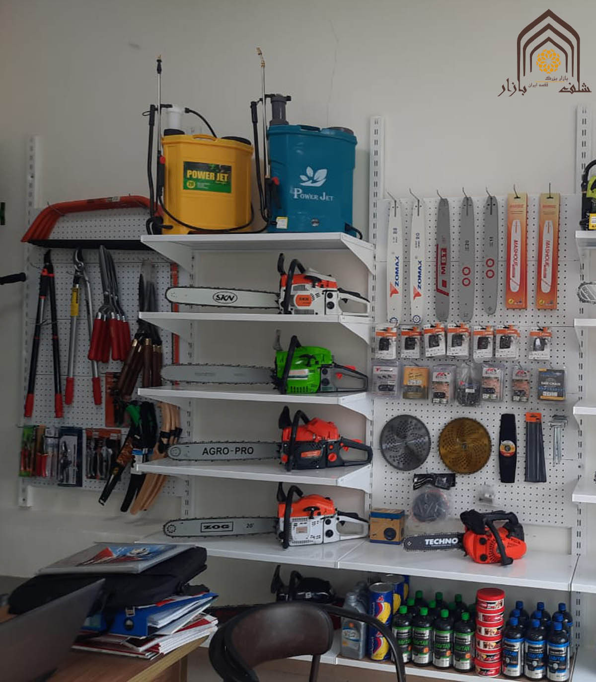 استند ابزار دیوار کوب با محصولات متنوع از سامان انبار شرق طوس، مناسب برای سازماندهی ابزارها در فضاهای مختلف.