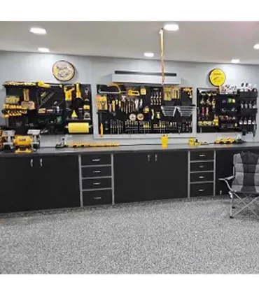 تخته ابزار حرفه‌ای مجهز و منظم برای کارگاه‌های حرفه‌ای و خانگی، ایده‌آل برای دستیاری در پروژه‌ها.