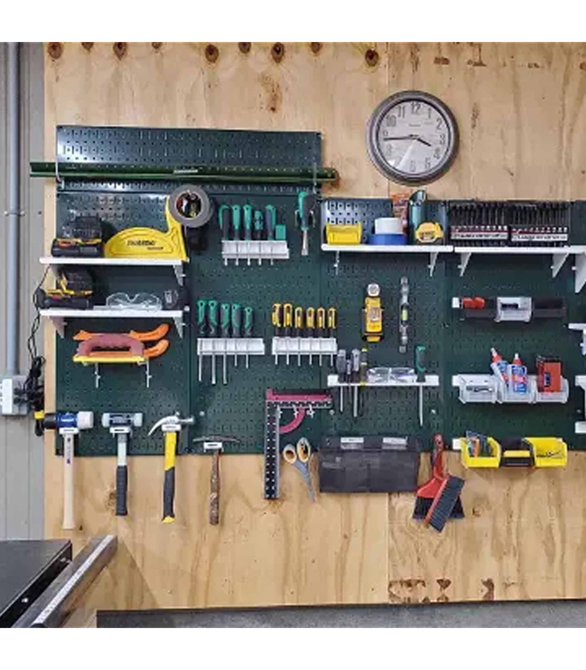 تخته ابزار حرفه‌ای با ابزارهای منظم و کاربردی برای هر کارگاه. ترکیب خوبی از دستگاهای مختلف روی دیوار.