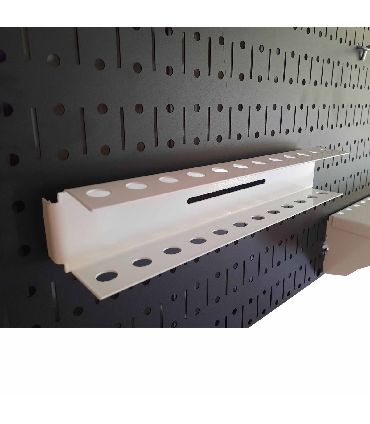 تخته ابزار حرفه‌ای Pro با طراحی کاربردی و فضایی مناسب برای سازماندهی ابزارها در کارگاه.