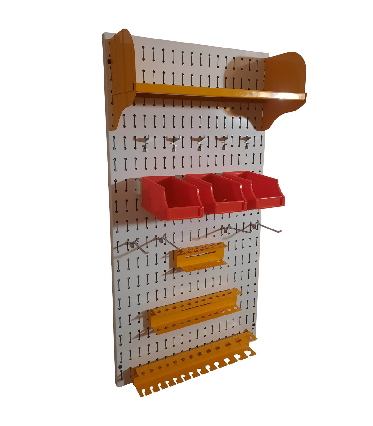 تخته ابزار صفحه پانچدار با بخش‌های مختلف برای نگهداری منظم ابزارها و لوازم کار.