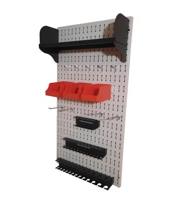 تخته ابزار صفحه پانچدار با فضای مناسب برای نگهداری و سازمان‌دهی ابزارهای دستی و لوازم کارگاه.