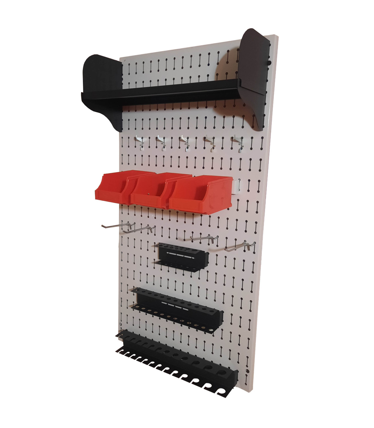 تخته ابزار صفحه پانچدار با فضای مناسب برای نگهداری و سازمان‌دهی ابزارهای دستی و لوازم کارگاه.