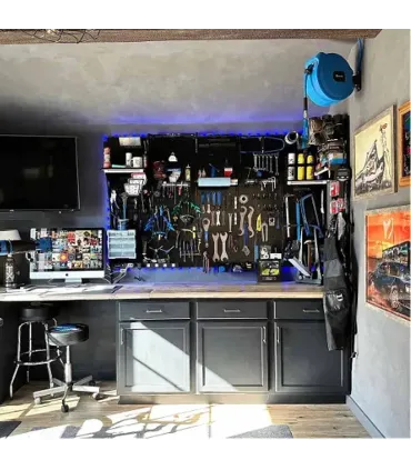 تخته ابزار افقی 50×200 در یک کارگاه با ابزارهای متنوع، نورپردازی زیبا و فضایی منظم را به نمایش می‌گذارد.