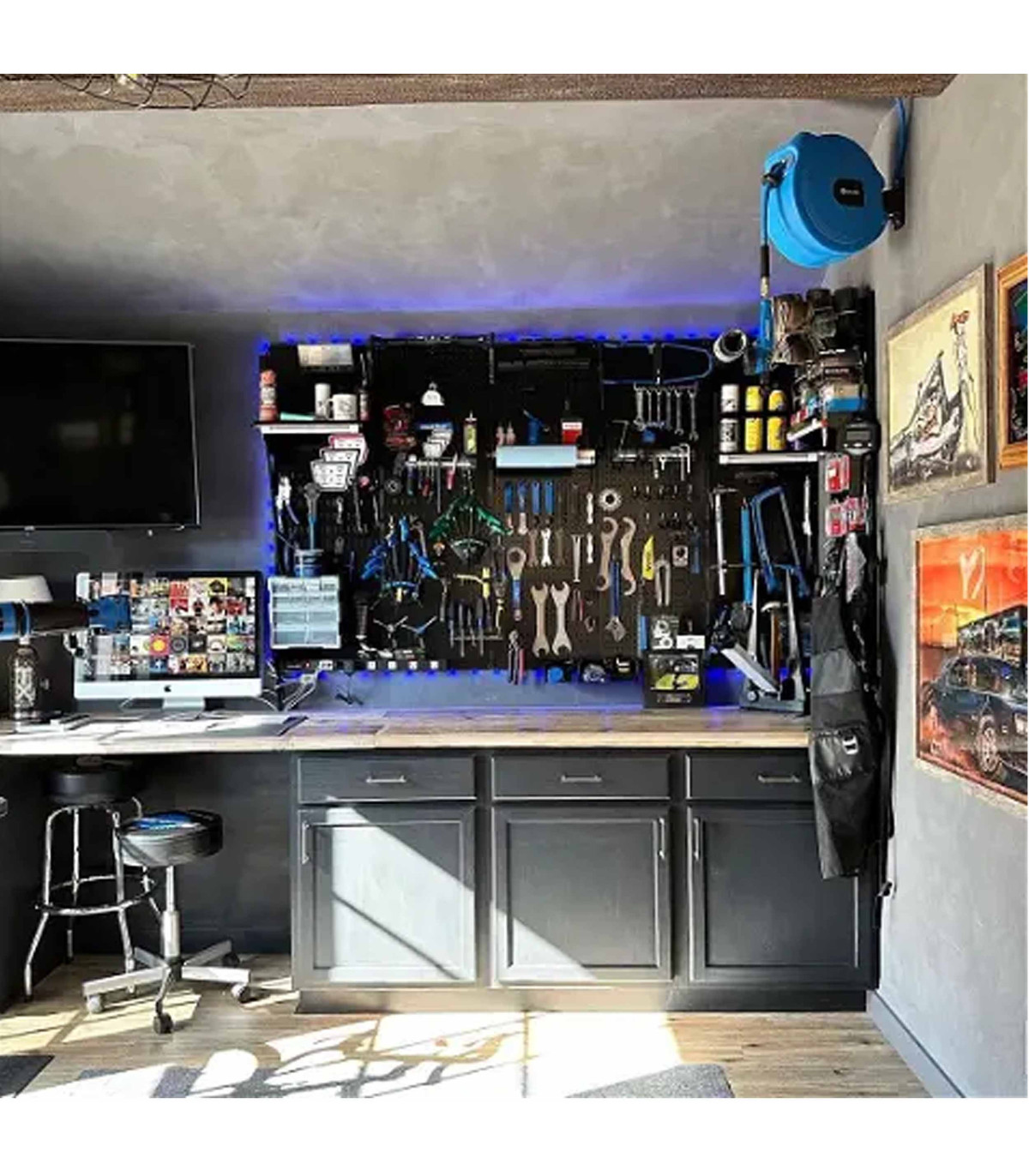 تخته ابزار افقی 50×200 در یک کارگاه با ابزارهای متنوع، نورپردازی زیبا و فضایی منظم را به نمایش می‌گذارد.