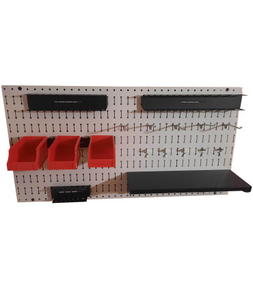 پگ برد افقی 50 در 100 سانتی‌متر با محفظه‌های قرمز و قفسه‌های مشکی برای نظم‌دهی ابزار و لوازم کاری.