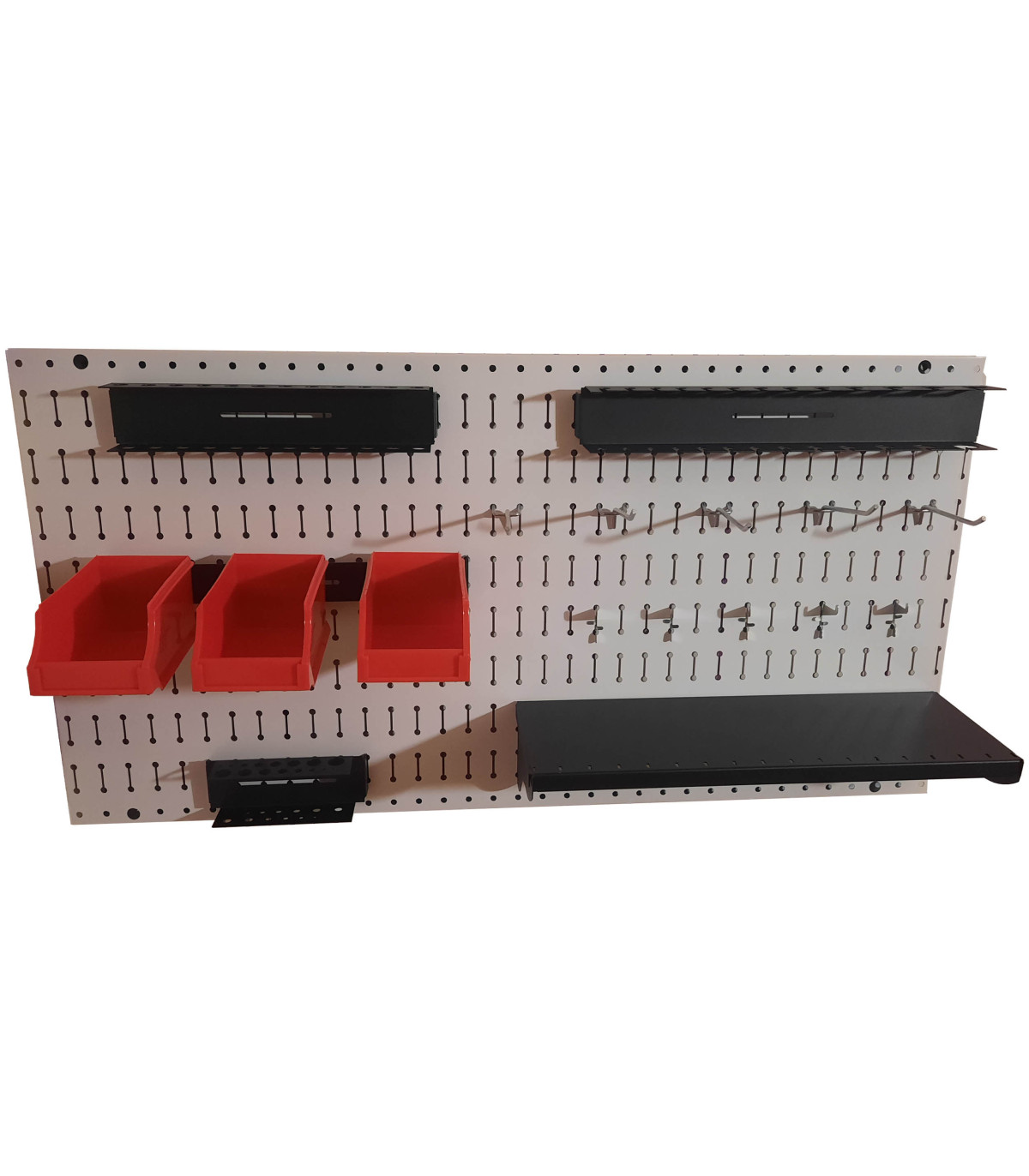 پگ برد افقی 50 در 100 سانتی‌متر با محفظه‌های قرمز و قفسه‌های مشکی برای نظم‌دهی ابزار و لوازم کاری.