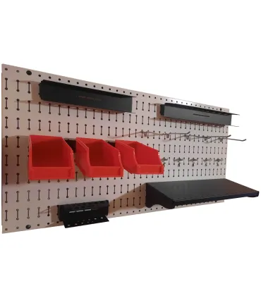 پگ برد افقی 50×100 با محفظه‌های قرمز و قفسه‌های قابل تنظیم برای نظم‌دهی به ابزارها و لوازم کار.