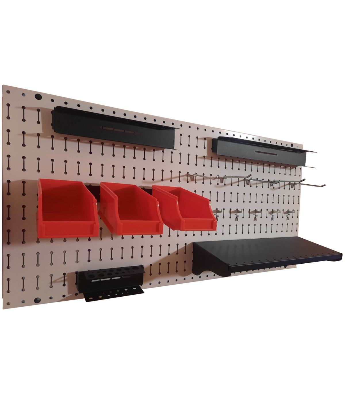 پگ برد افقی 50×100 با محفظه‌های قرمز و قفسه‌های قابل تنظیم برای نظم‌دهی به ابزارها و لوازم کار.