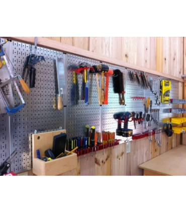 تخته ابزار افقی سفید با ابزارهای متنوع و منظم بر روی دیوار چوبی.