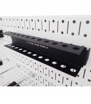 تخته ابزار افقی سفید برای سازماندهی و نگه‌داری ابزارها در فضای کار بسیار مناسب است.