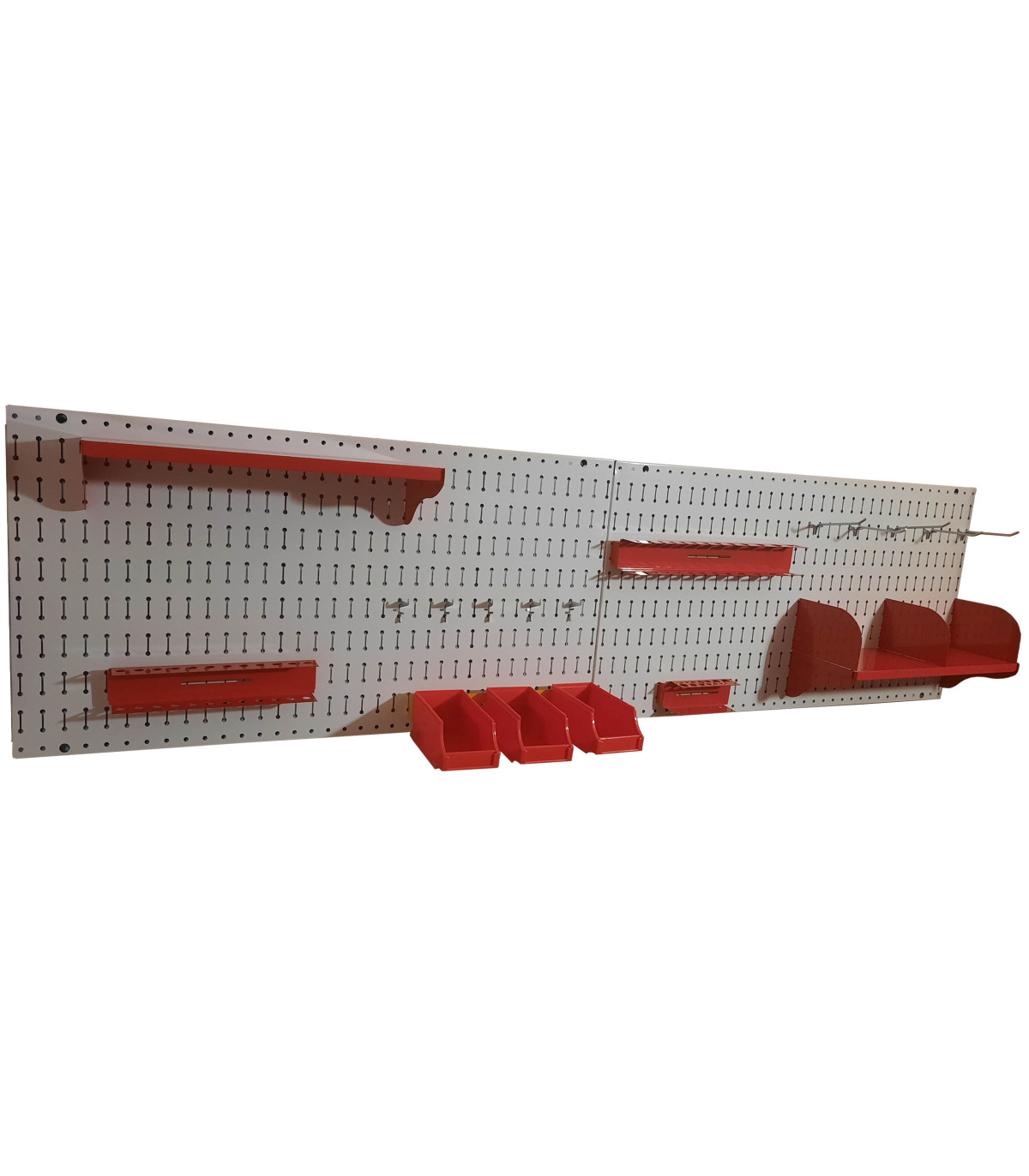 تخته ابزار افقی سفید با قفسه‌های قرمز برای نظم‌دهی به ابزارها و تجهیزات کارگاهی.