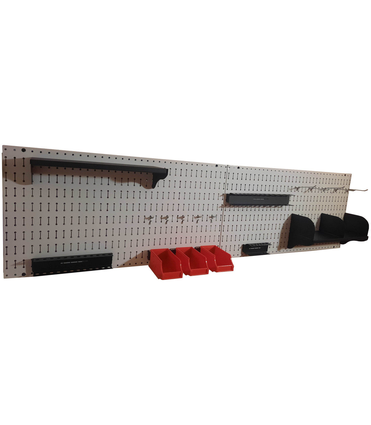 تخته ابزار افقی سفید با قفسه‌های متنوع برای ساماندهی ابزارها و تجهیزات کارگاهی.