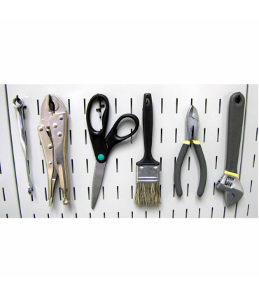 پگ برد حرفه ای شامل ابزارهایی مانند قیچی، قلم مو و انبردست برای کارهای دقیق است.