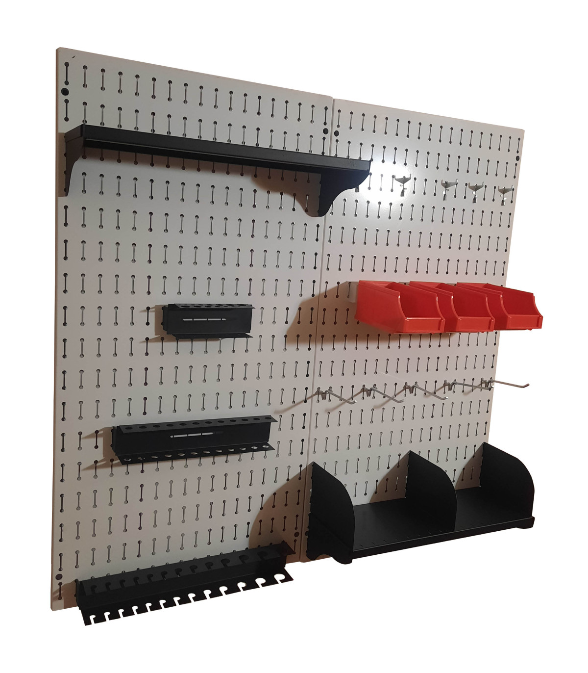 پگ برد حرفه ای با قفسه های متنوع برای نظم دهی و نگهداری ابزارها و تجهیزات.