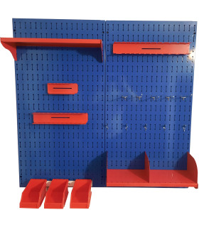 تخته ابزارآلات آبی با قفسه‌های باز و جعبه‌های قرمز مناسب برای نظم‌دهی و نگهداری ابزارها است.