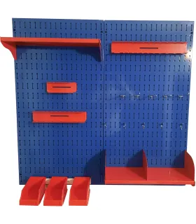 تخته ابزارآلات آبی با قفسه‌های باز و جعبه‌های قرمز مناسب برای نظم‌دهی و نگهداری ابزارها است.