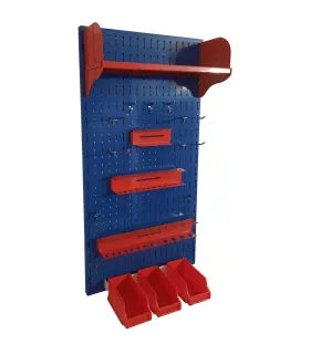 تخته ابزار عمودی آبی با قفسه‌های قرمز برای سازمان‌دهی و استقرار ابزارها.
