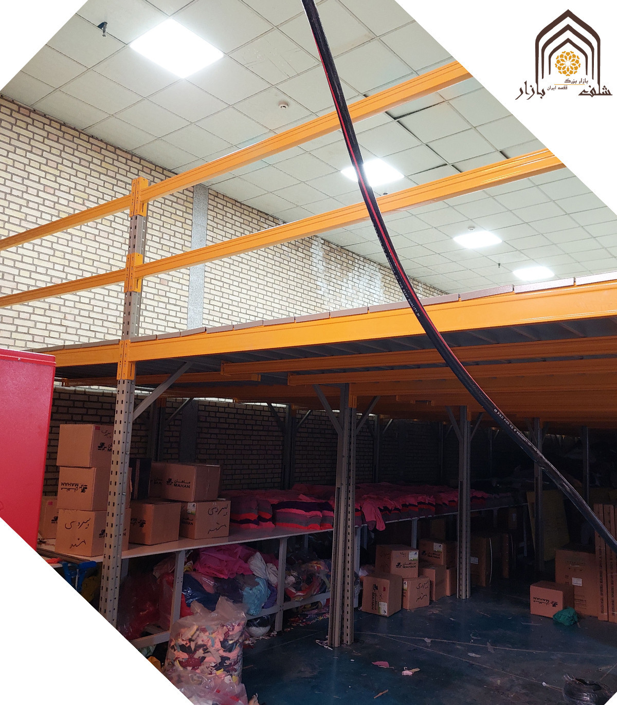 نیم طبقه راک بالکن در انبار، مناسب برای افزایش فضای ذخیره‌سازی و مرتب کردن کالاها به صورت بهینه.