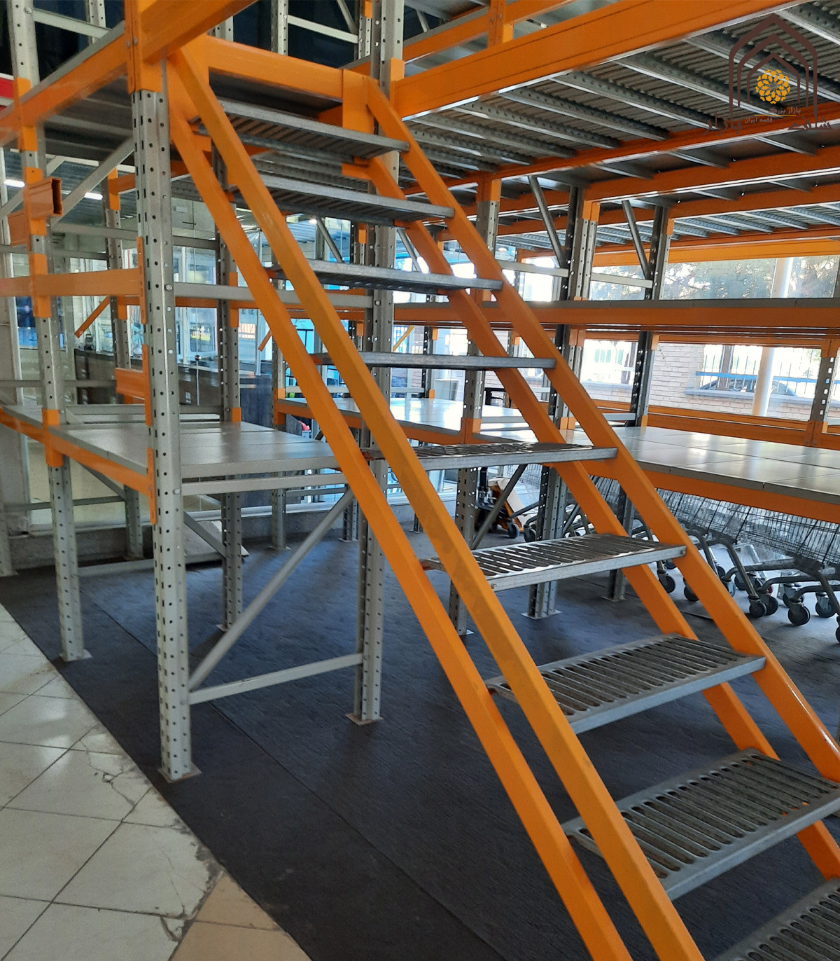 نیم طبقه راک بالکن با نردبان فلزی و قفسه‌های مرتب برای استفاده بهینه از فضا.