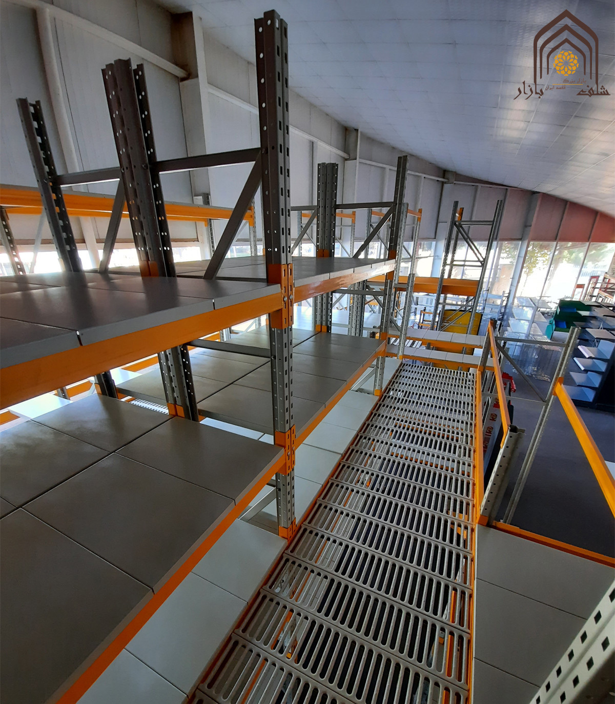 نیم طبقه راک بالکن با طراحی مدرن و فضای مناسب برای ذخیره‌سازی بهینه.