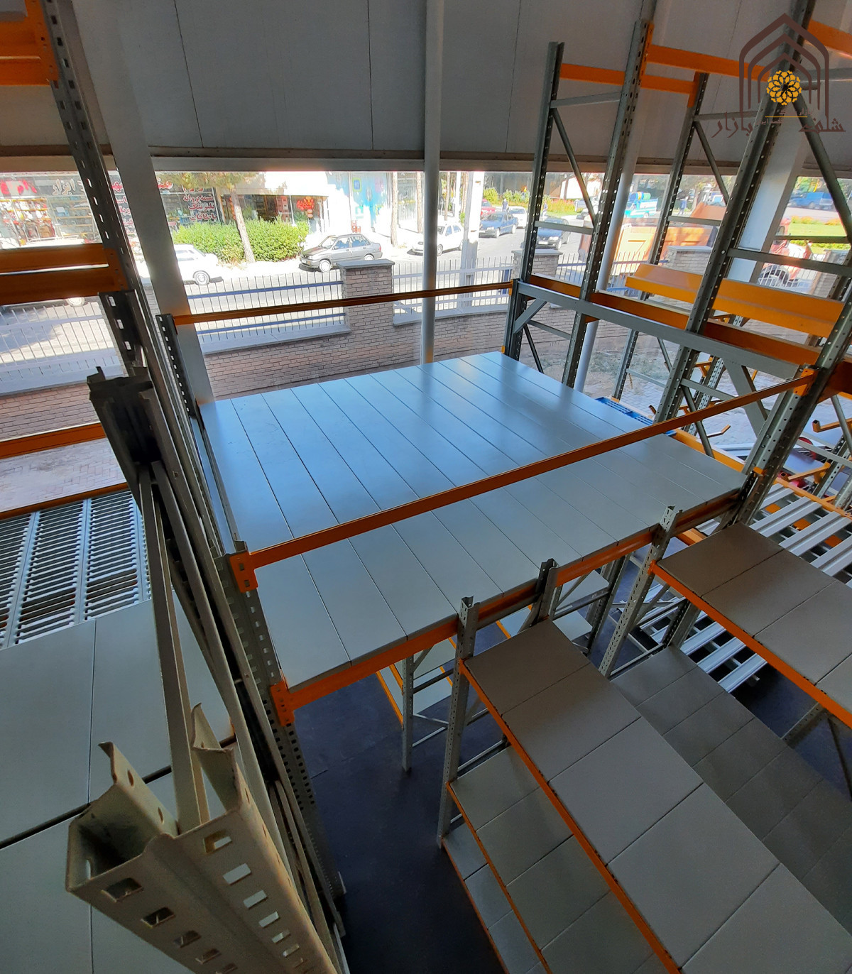 نیم طبقه راک بالکن با طراحی هوشمند برای بهینه‌سازی فضای ذخیره‌سازی.