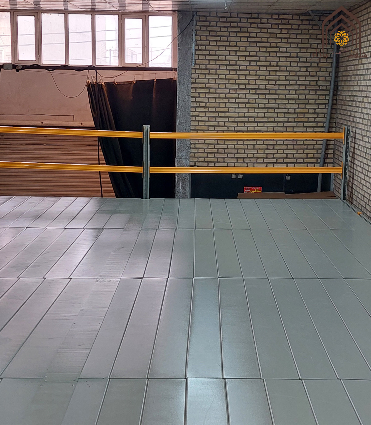 نیم طبقه راک بالکن با نرده‌های زردرنگ، فضای جذابی برای استفاده و سرگرمی فراهم کرده است.