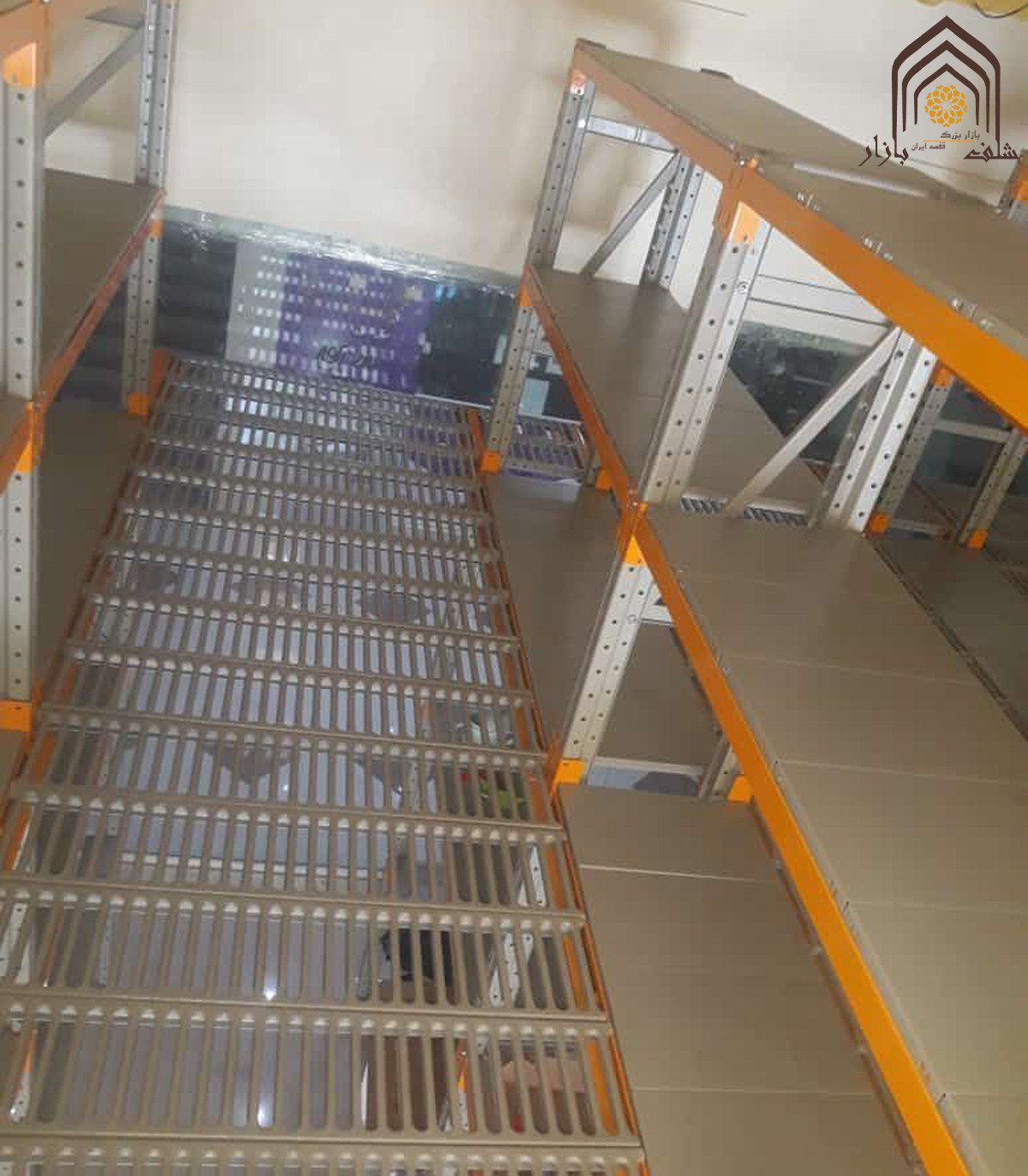 نیم طبقه راک بالکن برای بهینه‌سازی فضای ذخیره‌سازی طراحی شده است. این قفسه‌ها قابلیت جابجایی آسان دارند.