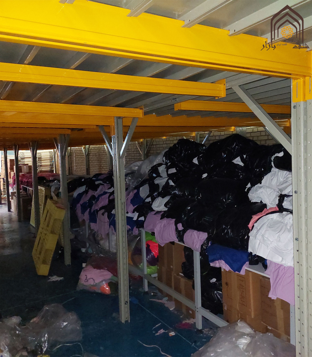 نیم طبقه راک بالکن با انبار لباس‌های مجمع شده در زیر، فضای منظمی را ایجاد کرده است.