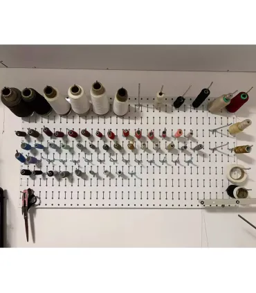 تخته ابزار صفحه پانچدار با نظم و ترتیب عالی برای نگهداری نخ‌ها و قیچی‌های خیاطی.