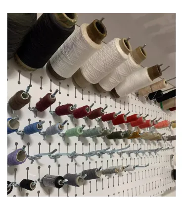 پگ برد افقی 50×100 با انواع رنگ‌های نخ برای استفاده در دوخت و دوز به نمایش گذاشته شده است.