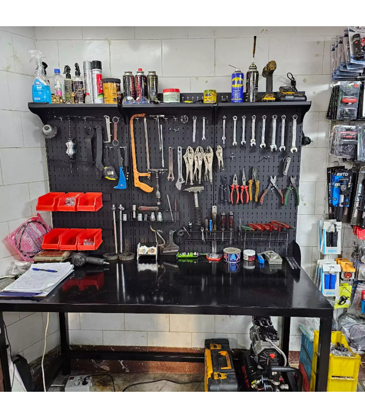 تخته ابزار افقی 50×200 با ابزارهای متنوع برای انجام پروژه‌های مختلف در دسترس است.