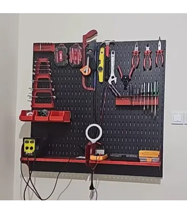 تخته ابزار حرفه‌ای با کوه لوازم کارآمد برای تعمیرات و پروژه‌های مختلف.