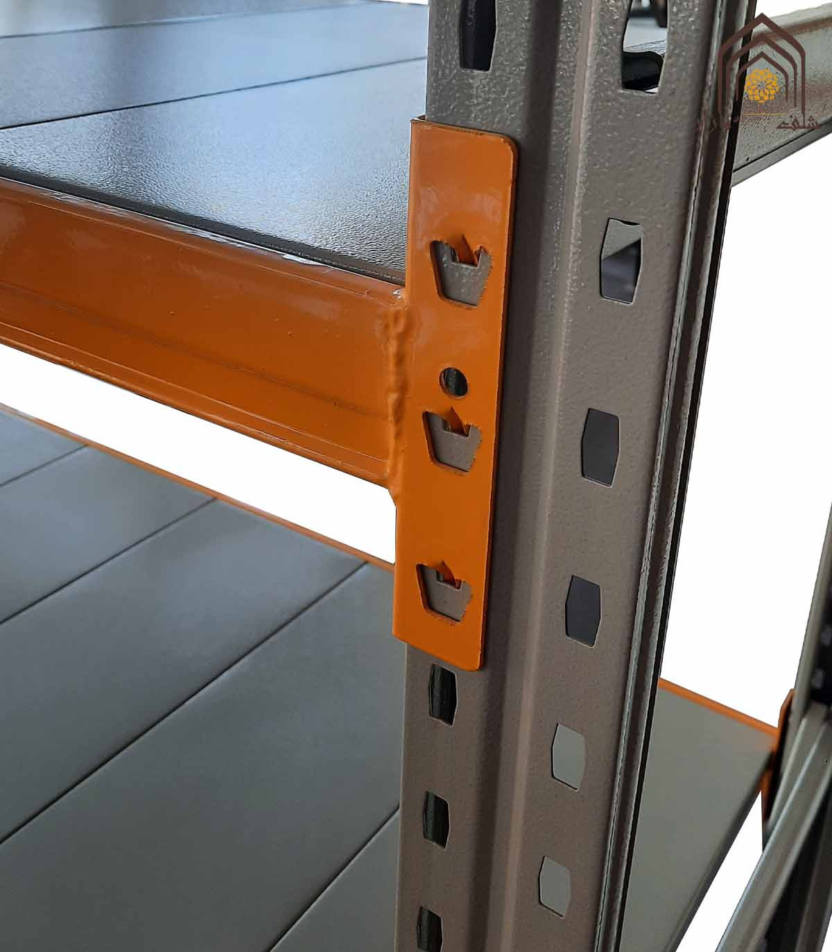 پایه راک نیمه سنگین که برای استحکام و نگهداری بارهای سنگین طراحی شده است.