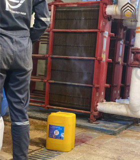 رسوب‌زدا استیل و مس [product_brand] در حال استفاده در فرآیند صنعتی\n\nدر تصویر، کارگری مشغول به کار با دستگاه رسوب‌زدا است.