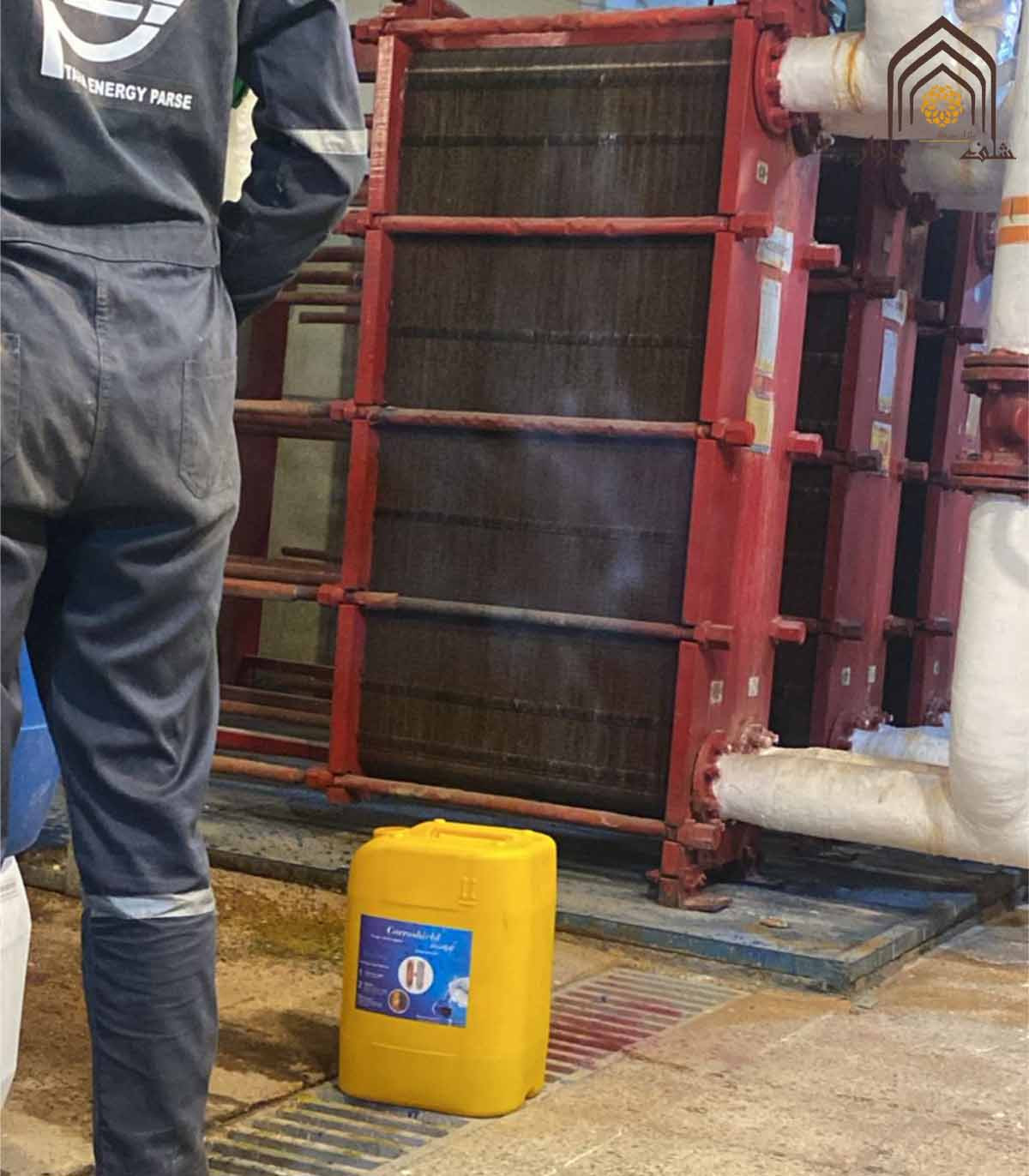 رسوب‌زدا استیل و مس [product_brand] در حال استفاده در فرآیند صنعتی\n\nدر تصویر، کارگری مشغول به کار با دستگاه رسوب‌زدا است.