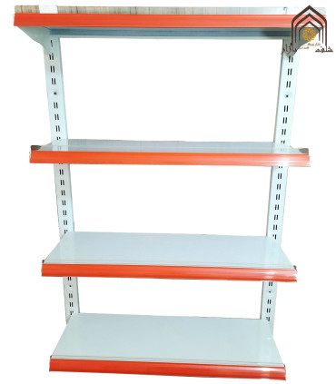 قفسه دیوارکوب فروشگاهی با طراحی مشبک از سامان انبار شرق طوس، مناسب برای نمایش محصولات و صرفه‌جویی در فضا.