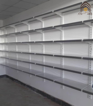 قفسه دیوارکوب فروشگاهی سامان انبار شرق طوس، مناسب برای نمایش محصولات و بهینه‌سازی فضا.