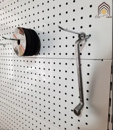 استند ابزار دیوار کوب سامان انبار شرق طوس مشبک با امکان دسترسی آسان به ابزارها و نظم دهی فضا.