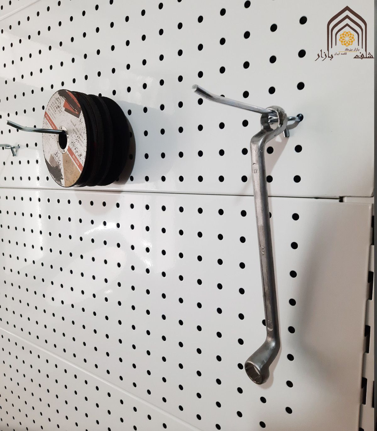 استند ابزار دیوار کوب سامان انبار شرق طوس مشبک با امکان دسترسی آسان به ابزارها و نظم دهی فضا.