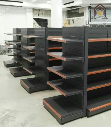 شلف سرلاین فرانسوی با طراحی مشبک برای سامان انبار و استفاده بهینه از فضا.