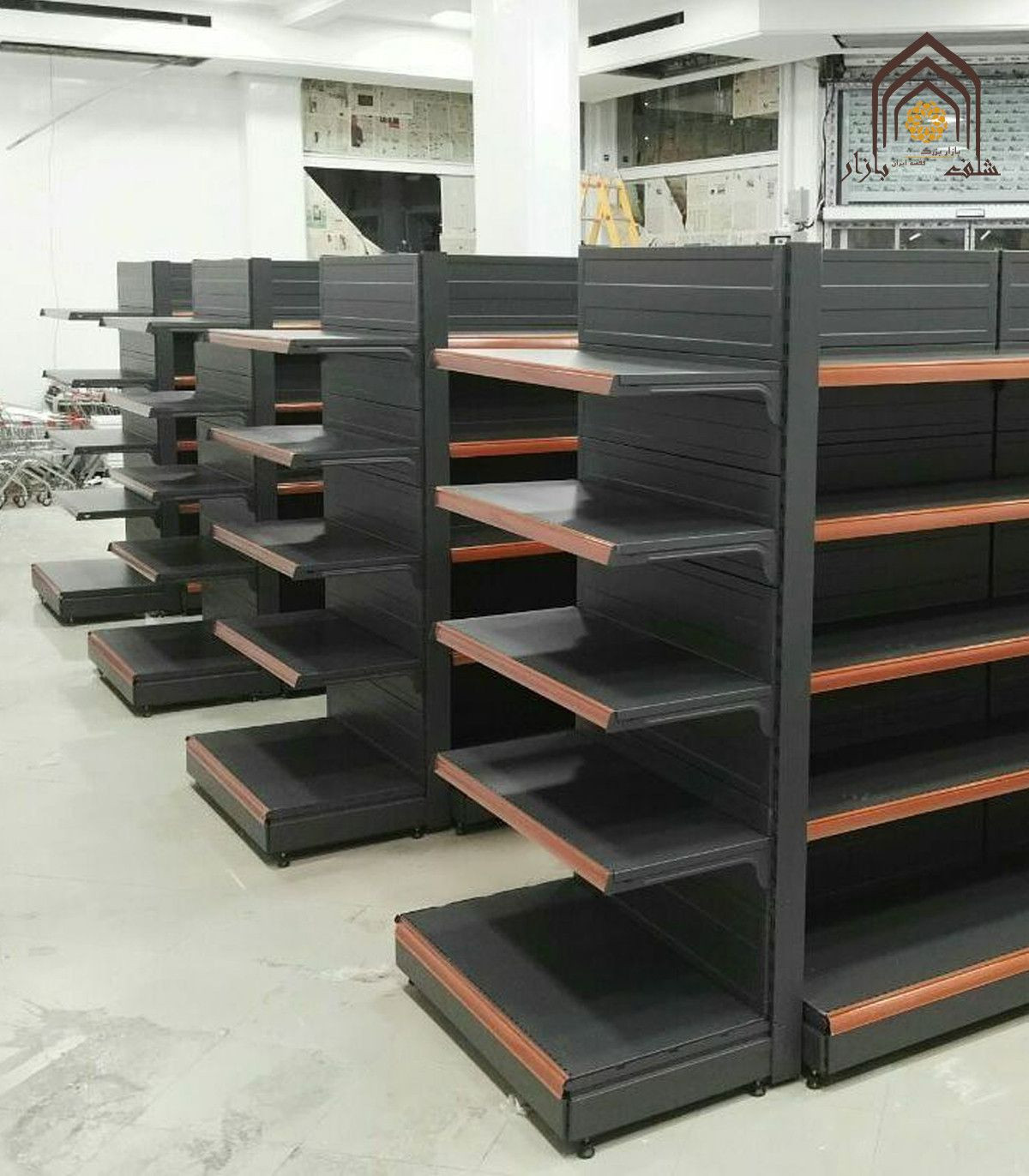 شلف سرلاین فرانسوی با طراحی مشبک برای سامان انبار و استفاده بهینه از فضا.