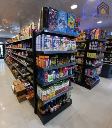 قفسه فلزی فروشگاهی سرلاین از سامان انبار شرق طوس با طراحی مشبک و جادار برای نظم‌دهی به محصولات.