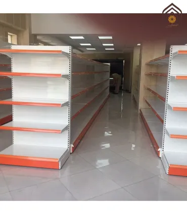 قفسه فلزی سرلاین فروشگاهی سامان انبار شرق طوس با طراحی بهینه برای نمایش محصولات.